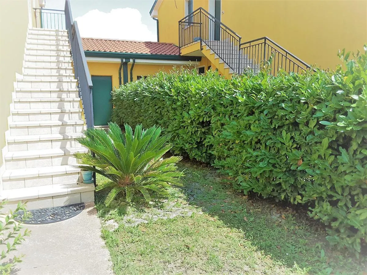 Hotel Apartments Villaggio Dei Fiori 4 Stars Luxury - Great Family Resort - Pet Friendly - With Hypermarket - Delivery Restaurant-Pizzeria - Room Breakfast With Supplement - Ultra Fast Wi-Fi - Play Area For Children - Olympic Swimming Pool - Parking 4*, Caorle Włochy